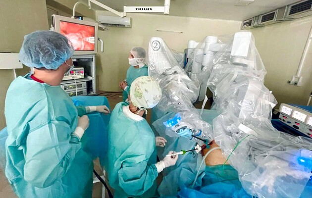 Во Львове гинекологическую операцию впервые провели с помощью робота Da Vinci