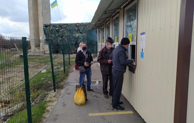 Правозащитники просят Зеленского отменить штрафы жителям ОРДЛО и Крыма, которые вынуждены незаконно пересекать границу с Россией 