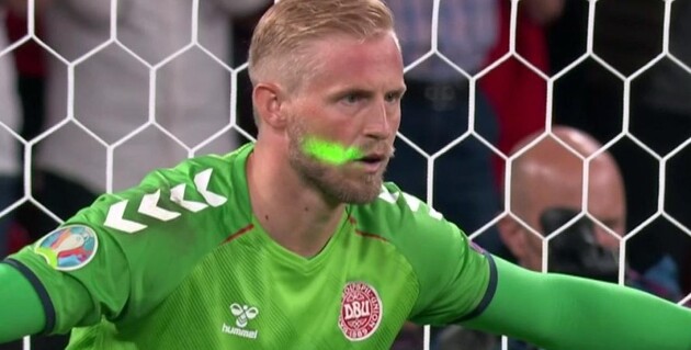 УЄФА покарав Англію за лазер в очі голкіпера збірної Данії в півфіналі Євро-2020 