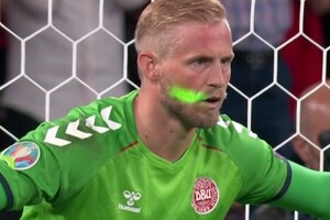 УЕФА наказал Англию за лазер в глаза голкипера сборной Дании в полуфинале Евро-2020