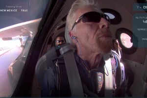 Річард Бренсон повернувся на Землю: опубліковано відео приземлення Unity-22 