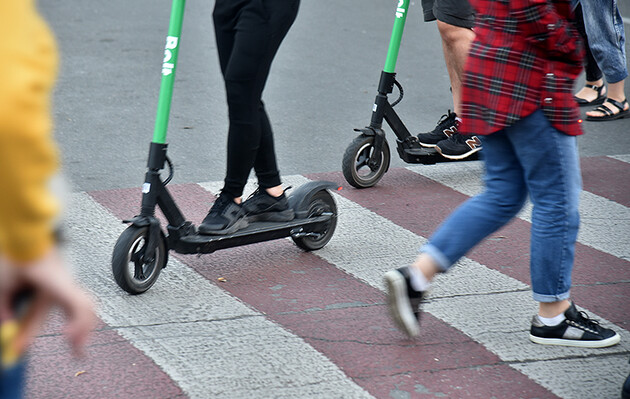 Наїзд на запорізьку пенсіонерку на тротуарі обернувся для самокатчиці штрафом і судимістю