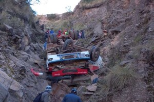 У Болівії зірвався зі скелі пасажирський автобус 