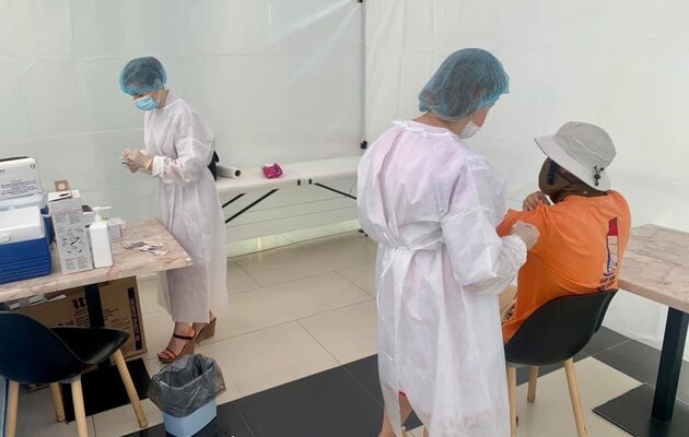Три центри масової вакцинації в Харкові почали працювати щодня: адреси та графік роботи 
