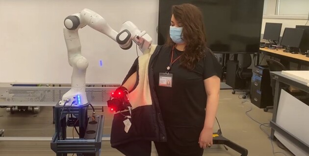 Рука-робот помогает одеться, даже когда человек движется
