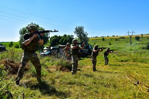 Бійці ЗСУ вправлялися у стрільбі з кулеметів і автоматів: фоторепортаж 
