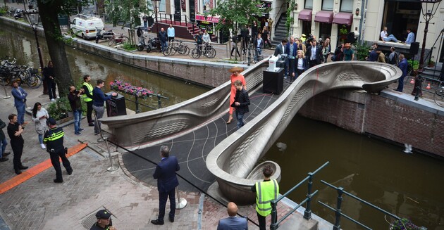 Напечатанный на 3D-принтере стальной мост открыли в Амстердаме 