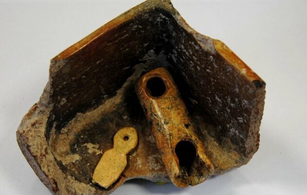 Мужчина у себя во дворе нашел музыкальный инструмент возрастом 8000 лет 