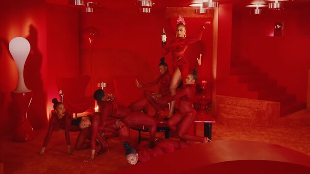 Таню Муіоньо зняла новий кліп Cardi B і Normani