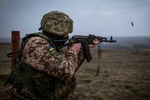 У Донбасі зафіксовані інтенсивні обстріли: український захисник отримав поранення 