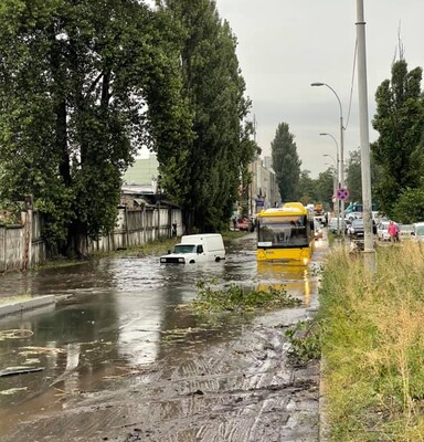 В Киеве дождь затопил две станции метро