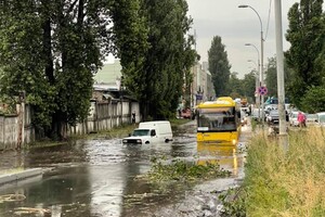 У Києві дощ затопив дві станції метро