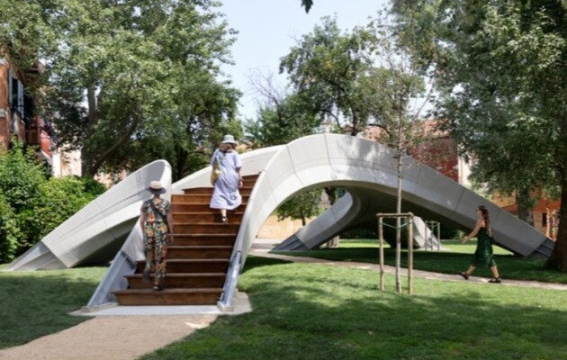 Напечатанный на 3D-принтере мост установили в саду Венеции