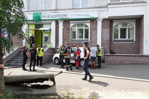 Затримання підозрюваної у пограбуванні банку в Києві: поліція опублікувала відео 
