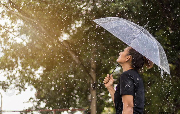 Синоптики призывают ходить с зонтами, чтобы уберечь себя от кислотного дождя после аварии на «РівнеАзот» 