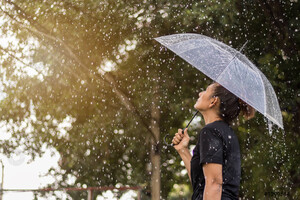 Синоптики закликають  ходити з парасолями, аби уберегти себе від кислотного дощу після аварії на «РівнеАзоті»
