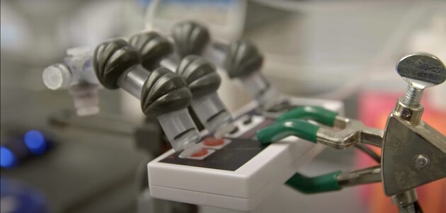  Надрукована на 3D-принтері роботизована рука змогла зіграти в гру