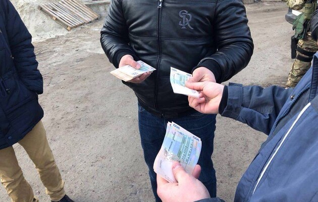 В Харьковском облсовете задержали чиновника на взятке