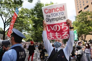 Во время церемонии открытия Олимпиады в Токио прошла акция протеста против проведения Игр