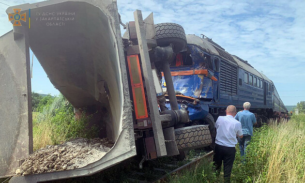 На Закарпатті вантажівка зіштовхнулася з пасажирським потягом, є постраждалі – відео