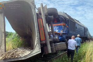На Закарпатье грузовик столкнулся с пассажирским поездом, есть пострадавшие – видео