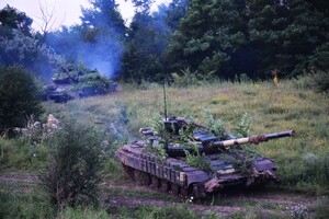 Танкісти ЗСУ провели навчання з бойовими стрільбами в Донбасі: фоторепортаж 