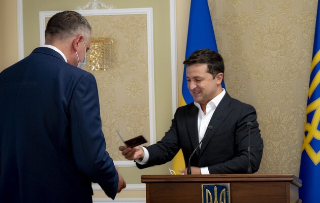  Президент вручив голові СЗР службове посвідчення