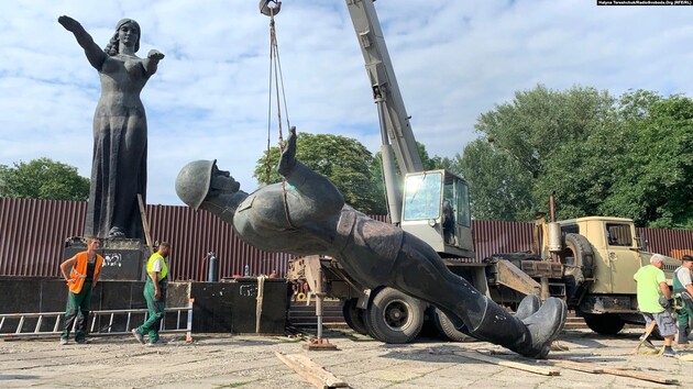 У Львові демонтують центральну скульптурну групу радянського монументу слави