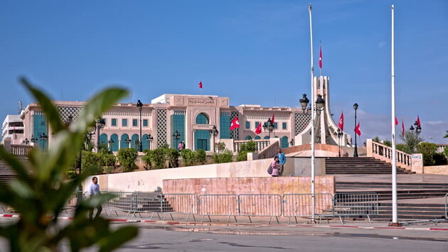 Военная техника прибыла к зданию парламента Туниса и окружила его