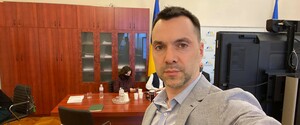 Україна вирішує питання позачергового скликання ТКГ через загострення в Донбасі – Арестович 