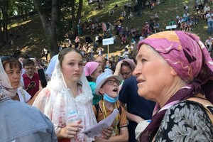 Сто тисяч вірян Московського патріархату святкують День Хрещення Русі на Володимирській гірці. Лише одиниці в масках