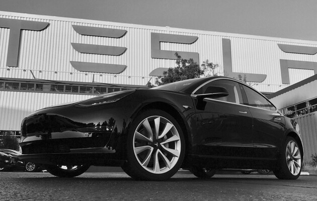 Прибыль Tesla за квартал впервые превысила миллиард долларов