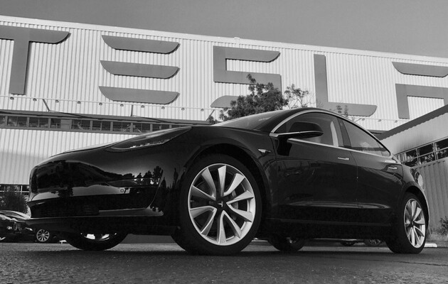 Tesla впервые получила более миллиарда долларов прибыли