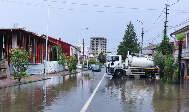 Повінь і зсуви: вода затопила вулиці Батумі 