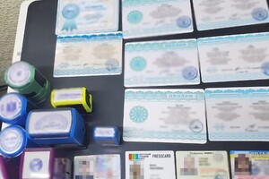 Поліція накрила підпільну друкарню в Хмельницькій області: друкували від дипломів до COVID-сертифікатів 