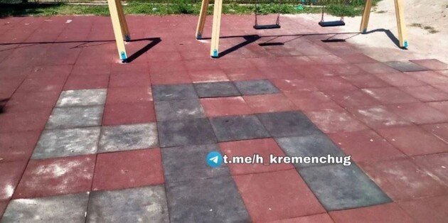 На детской площадке Кременчуга плитку выложили свастикой
