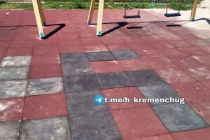На дитячому майданчику Кременчуга плитку виклали свастикою 