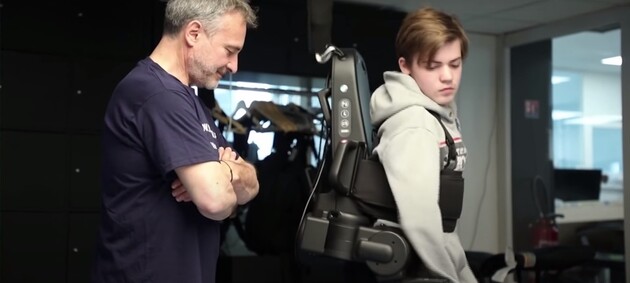 Французький інженер створив екзоскелет, який допомагає ходити людям з інвалідністю 