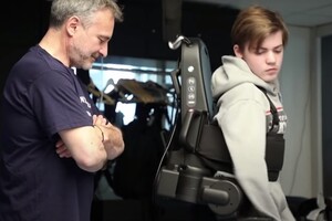 Французький інженер створив екзоскелет, який допомагає ходити людям з інвалідністю 