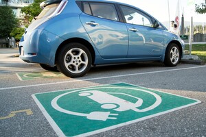 Байден хоче, щоб до 2030 року в США майже половина продаваних авто були електрокарами – Bloomberg 