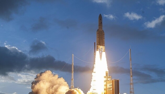 Тяжелая ракета-носитель Ariane 5 успешно вывела на орбиту спутники