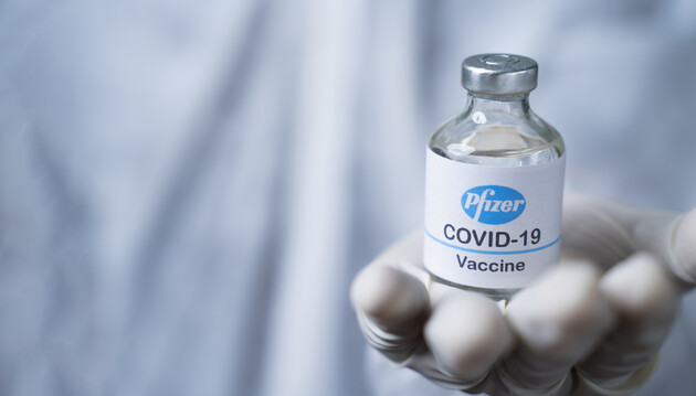 Президент Израиля первым в мире получил третью дозу вакцины против коронавируса 