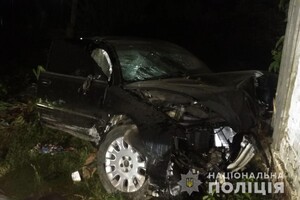 На Чернігівщині автомобіль в'їхав в будинок: двоє загиблих 