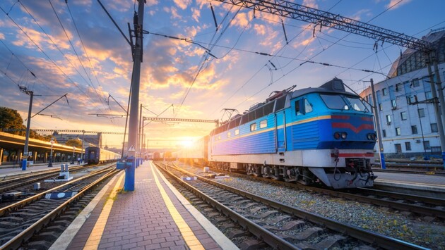 Через негоду на заході України низка потягів затримуються — список