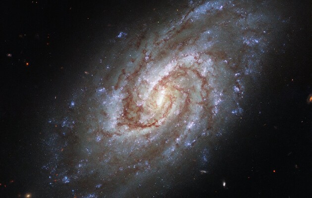«Хаббл» сделал снимок галактики из созвездия Часы