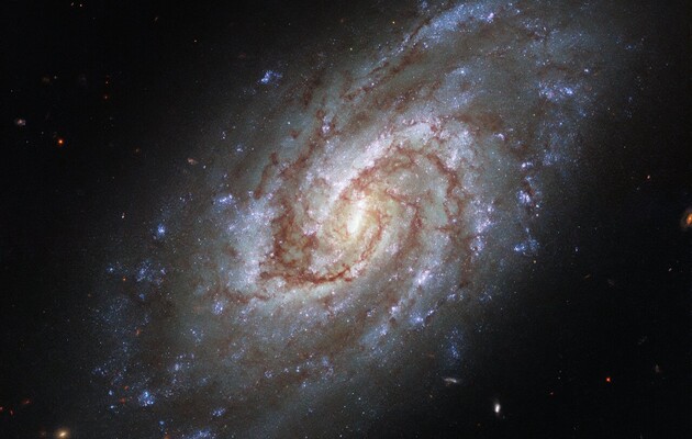 "Хаббл" сделал новый снимок далекой галактики