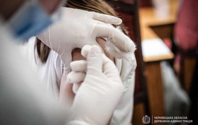 У Чернівецькій області почали вакцинувати від коронавірусу дітей 