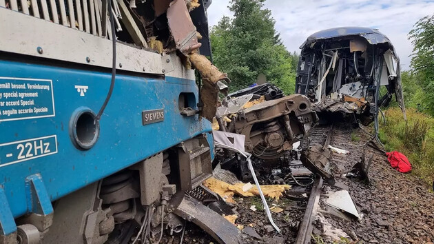В Чехии столкнулись два пассажирских поезда: двое человек погибло