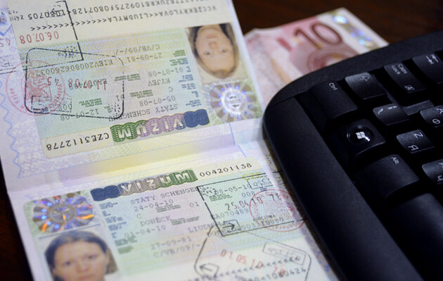 ЄС закликав Україну припинити видавати два закордонні паспорти 