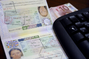 ЄС закликав Україну припинити видавати два закордонні паспорти 